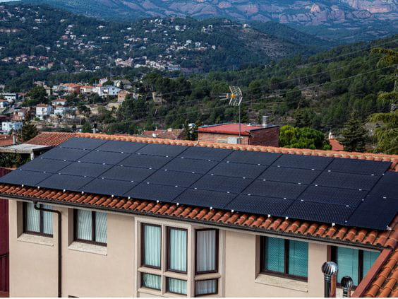 inversion-en-fotovoltaica-amortizacion-ahorro-sostenibilidad-y-confianza-en-los-profesionales