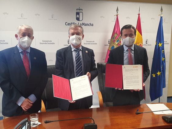 UNEF y la Junta de Castilla-La Mancha firman un protocolo de colaboración para impulsar el desarrollo sostenible de las energías renovables en la región