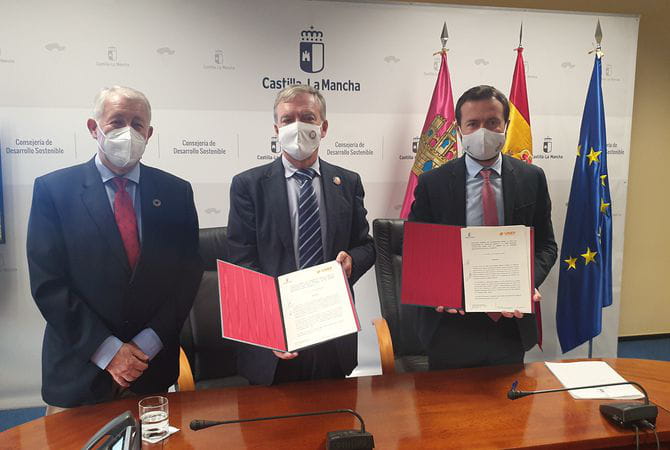 UNEF y la Junta de Castilla-La Mancha firman un protocolo de colaboración para impulsar el desarrollo sostenible de las energías renovables en la región