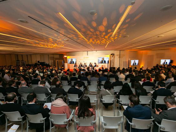 UNEF propone una revisión al alza del PNIEC para lograr una implementación fotovoltaica de 65 GW en plantas suelo antes de 2030, con un objetivo de almacenamiento en consonancia