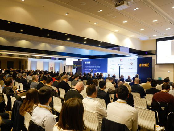 El sector fotovoltaico español pide acelerar la eliminación de las barreras que lastran el almacenamiento y el hidrógeno verde, imprescindibles para la transición energética