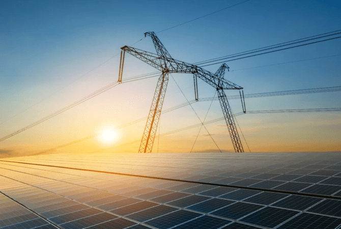 La fotovoltaica tiene la capacidad de controlar la tensión que Aagesen ha señalado como principal causa del apagón, pero la regulación aún no se lo permite