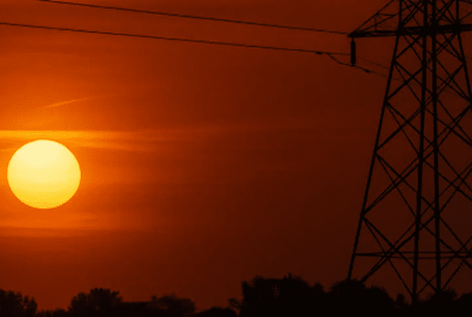 La ola de calor anticipa un verano con alta demanda de electricidad y precios presionados al alza