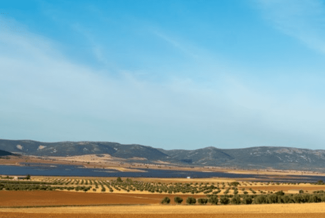 UNEF otorga el Sello de Excelencia en Sostenibilidad a las plantas fotovoltaicas Picón I, II y III de Naturgy en Ciudad Real