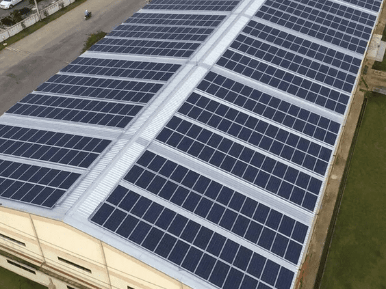 La instalación de autoconsumo solar en los hogares cae pero aumenta la apuesta de los comercios