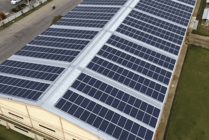 La instalación de autoconsumo solar en los hogares cae pero aumenta la apuesta de los comercios