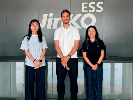 Valfortec visita la factoría de Jinko ESS en China para supervisar las baterías que desplegará en sus plantas